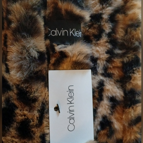 Calvin Klein Faux Fur Leopard print long Infinity Scarf - Picture 3 of 7